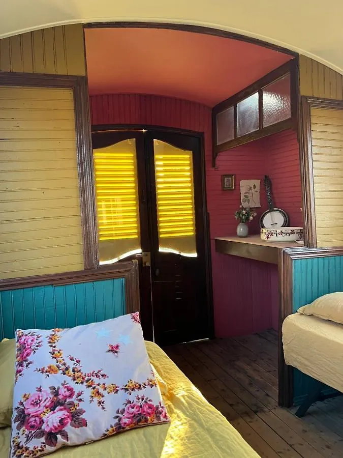 Bed and Breakfast La Roulotte Boheme Des Grillots Beaulon 3*,  Франция