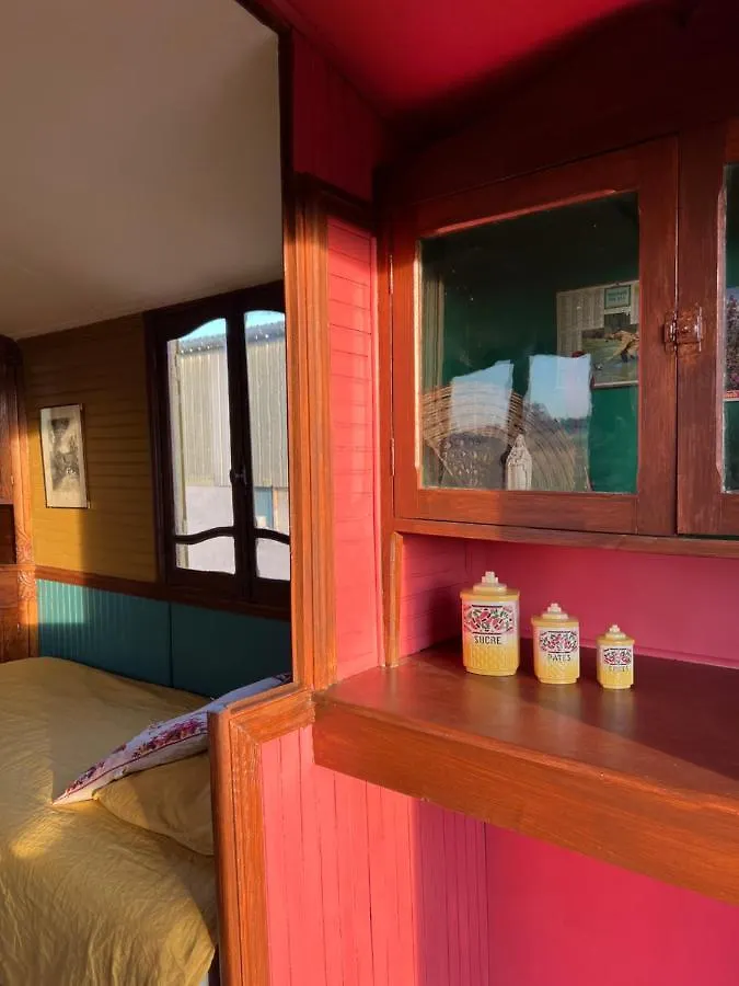 La Roulotte Boheme Des Grillots Bed & Breakfast Beaulon