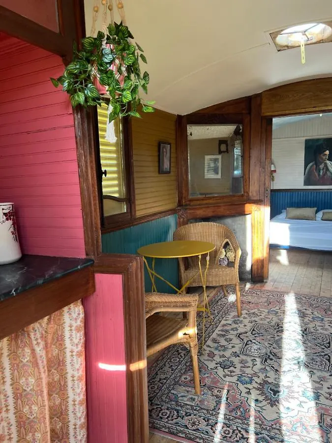 ***  La Roulotte Boheme Des Grillots Bed & Breakfast Beaulon France